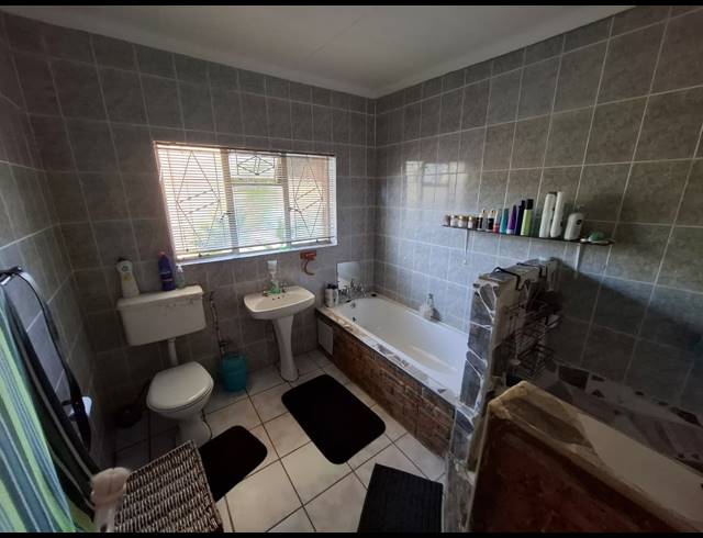 4 BEDROOM HOUSE FOR SALE IN VANDERBIJLPARK SE 7